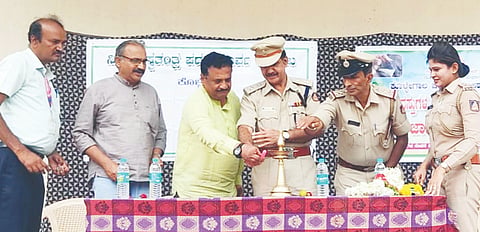 ಕೊಳ್ಳೇಗಾಲ ಪಟ್ಟಣದ ಮಾನಸ ಶಿಕ್ಷಣ ಸಂಸ್ಥೆ ಆವರಣದಲ್ಲಿ ಬುಧವಾರ ಆಯೋಜಿಸಿದ್ದ ಮಾದಕ ವಸ್ತುಗಳ ಬಳಕೆ ಮತ್ತು ಪೂರೈಕೆ ವಿರೋಧಿ ಜಾಗೃತಿ ಅಭಿಯಾನ ಕಾರ್ಯಕ್ರಮಕ್ಕೆ ಜಿಲ್ಲಾ ಪೊಲೀಸ್ ಹೆಚ್ಚುವರಿ ವರಿಷ್ಠಾಧಿಕಾರಿ ಶಶಿಧರ್ ಚಾಲನೆ ನೀಡಿದರು. ಎನ್.ರವೀಂದ್ರ, ವರ್ಷಾ ಎಸ್.ದತ್ತೇಶ್ ಕುಮಾರ್ ಇತರರು ಇದ್ದರು.