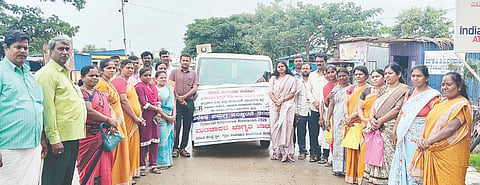 ಕಾನಹೊಸಹಳ್ಳಿಯಲ್ಲಿ ಮತದಾರರ ಪಟ್ಟಿ ವಿಶೇಷ ಸಮಗ್ರ ಪರಿಷ್ಕರಣೆ ಜಾಗೃತಿ ಜಾಥಾಕ್ಕೆ ತಹಸೀಲ್ದಾರ್ ವಿ.ಕೆ.ನೇತ್ರಾವತಿ ಚಾಲನೆ ನೀಡಿದರು. 