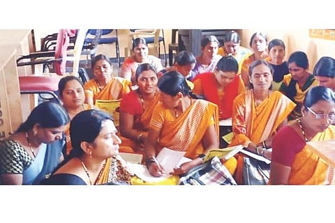 ದೇವಲಾಪುರ ಗ್ರಾಪಂ ಸಭಾಂಗಣದಲ್ಲಿ ನಡೆದ ಪೋಷಕತ್ವ ಅರಿವು ಕಾರ್ಯಕ್ರಮದಲ್ಲಿ ಅಂಗನವಾಡಿ ಕಾರ್ಯಕರ್ತೆಯರಾದ ಟಿ.ಜಿ.ತ್ರಿವೇಣಿ, ಜಿ.ಅಂಜಿನಮ್ಮ, ಕೆ.ಸುಚಿತ್ರಾ, ಬಿ.ಈರಮ್ಮ, ಕೆ.ನೇತ್ರಾವತಿ ಇತರರಿದ್ದರು.
