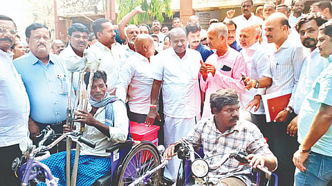 ಕೆ.ಆರ್.ನಗರದ ತಾಲೂಕು ಪಂಚಾಯತಿ ಕಚೇರಿಯ ಆವರಣದಲ್ಲಿ  ಅಂಗವಿಕಲಿಗೆ ಅಗತ್ಯ ಸಾಧನ ಸಲಕರಣೆಗಳನ್ನು ಸಚಿವ ಎಚ್.ಡಿ.ಕುಮಾರಸ್ವಾಮಿ ವಿತರಿಸಿದರು.  ಸಾ.ರಾ.ಮಹೇಶ್, ಸಿ.ಎನ್.ಮಂಜೇಗೌಡ, ಕೆ.ವಿವೇಕಾನಂದ,  ಅಶ್ವಿನ್, ಕೆ.ಮಹದೇವ್, ಕೆ.ಎನ್.ಬಸಂತ್ ಇತರರು ಇದ್ದರು.