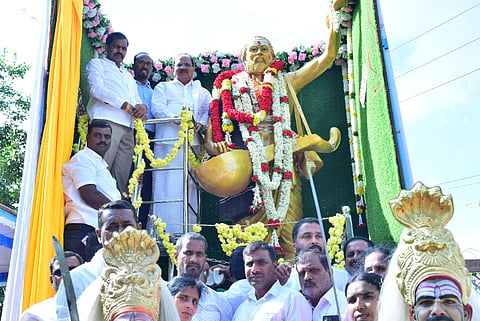 ಕೆ.ಆರ್.ನಗರ ತಾಲೂಕಿನ ಕೆಸ್ತೂರು ಕೊಪ್ಪಲು ಗ್ರಾಮದಲ್ಲಿ ಭಕ್ತ ಕನಕದಾಸರ ಪ್ರತಿಮೆಯನ್ನು ಶಾಸಕ ಡಿ.ರವಿಶಂಕರ್, ಎಂಸಿಡಿಸಿಸಿ ಬ್ಯಾಂಕ್ ನಿರ್ದೇಶಕ ದೊಡ್ಡಸ್ವಾಮೇಗೌಡ, ಹಿಂದುಳಿದ ವರ್ಗಗಳ ಕಲ್ಯಾಣ ಇಲಾಖೆಯ ಆಯುಕ್ತ ಕೆ. ಎನ್.ದಯಾನಂದ್ ಅನಾವರಣಗೊಳಿಸಿದರು. ಎಲ್. ರಂಗಸ್ವಾಮಿ, ಕೆ. ಪಿ. ಶ್ರೀನಿವಾಸ್ ಇದ್ದರು.
