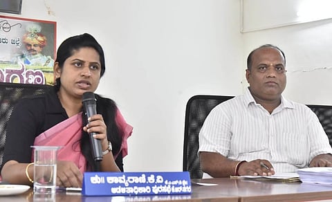 ಕೆ.ಆರ್.ನಗರ ಪುರಸಭೆ ಸಭೆಯಲ್ಲಿ ಪುರಸಭಾ ಆಡಳಿತಾಧಿಕಾರಿ ಹಾಗೂ ಹುಣಸೂರು ಉಪವಿಭಾಗಾಧಿಕಾರಿ ಕೆ.ವಿ.ಕಾವ್ಯರಾಣಿ 2026-27ನೇ ಸಾಲಿನ ಉಳಿತಾಯ ಬಜೆಟ್ ಮಂಡಿಡಸಿದರು. ಪುರಸಭಾ ಮುಖ್ಯಾಧಿಕಾರಿ ಜಿ.ಎಸ್.ರಮೇಶ್ ಇದ್ದರು.