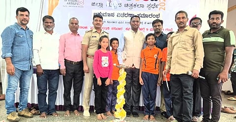  ಕೆ.ಆರ್.ನಗರದಲ್ಲಿ ದೃಶ್ಯ ಕಲಾವಿದರ ಸಂಘದಿಂದ ಕನ್ನಡ ಕಲ್ಲರವ ಕಾರ್ಯಕ್ರಮದಡಿ ಆಯೋಜಿಸಿದ್ದ  ಸ್ಥಳದಲ್ಲೇ ಚಿತ್ರ ಬರೆಯುವ ಸ್ಪರ್ಧೆಗೆ ತಹಸೀಲ್ದಾರ್ ಸುರೇಂದ್ರ ಮೂರ್ತಿ ಚಾಲನೆ ನೀಡಿದರು. ಪೊಲೀಸ್ ನಿರೀಕ್ಷಕ ಎಸ್.ಶಿವಪ್ರಸಾದ್, ವಾಲ್ಮೀಕಿ ನಾಯಕರ ಸಂಘದ ಸಾಲಿಗ್ರಾಮ ತಾಲೂಕು ಅಧ್ಯಕ್ಷ ಸಿ.ಸಿ.ಮಹದೇವ್, ಕೆ.ಆರ್.ನಗರ ತಾಲೂಕು ಸುಬ್ಬಕೃಷ್ಣ ಇನ್ನಿತರರು ಇದ್ದರು.
