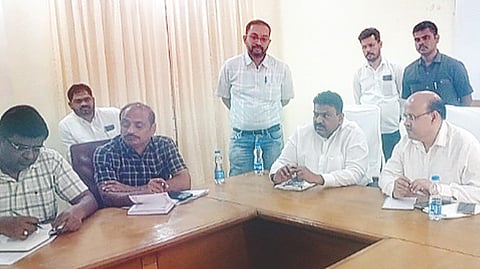ಕುಷ್ಟಗಿಯ ಸರ್ಕಿಟ್ ಹೌಸ್‌ನಲ್ಲಿ ಅಧಿಕಾರಿಗಳ ಸಭೆ ನಡೆಯಿತು. ಡಿಸಿ ಡಾ.ಸುರೇಶ ಬಿ.ಇಟ್ನಾಳ, ಶಾಸಕ ದೊಡ್ಡನಗೌಡ ಪಾಟೀಲ್, ತಾಪಂ ಇಒ ಪಂಪಾಪತಿ ಹಿರೇಮಠ, ತಹಸೀಲ್ದಾರ್ ಅಶೋಕ ಶಿಗ್ಗಾವಿ ಇದ್ದರು.
