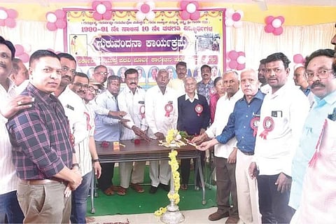 ಕೂಡ್ಲಿಗಿ ಸರ್ಕಾರಿ ಜೂನಿಯರ್ ಕಾಲೇಜಿನ ಪ್ರೌಢಶಾಲಾ ವಿಭಾಗದ 1991ನೇ ಸಾಲಿನ ಹಳೆಯ ವಿದ್ಯಾರ್ಥಿಗಳ ಸ್ನೇಹ ಸಮ್ಮೀಲನ ಹಾಗೂ ಗುರುವಂದನಾ ಕಾರ್ಯಕ್ರಮ ಉದ್ಘಾಟಿಸಲಾಯಿತು. ನಿವೃತ್ತ ಉಪನ್ಯಾಸಕ ಎ.ಗುರುಬಸಪ್ಪ , ನಿವೃತ್ತ ಪ್ರಾಚಾರ್ಯ ಕೆ. ಎಂ.ರವೀಂದ್ರನಾಥ, ಅಕ್ಷರ ದಾಸೋಹ ನಿವೃತ್ತ ಸಹಾಯಕ ನಿರ್ದೇಶಕ ಎಂ.ಬಸವರಾಜಪ್ಪ, ನಿವೃತ್ತ ಶಿಕ್ಷಕರಾದ ಡಿ.ನಾಗರಾಜ, ಕೆ.ನಿಂಗಪ್ಪ, ಸಿ.ಮಹಾಲಿಂಗಪ್ಪ, ಬ್ಯಾಳಿ ಗೌರಮ್ಮ, ಕೆ.ತಿಪ್ಪೇಸ್ವಾಮಿ ಇತರರಿದ್ದರು.