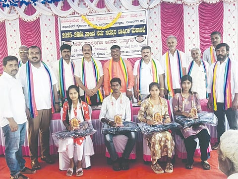 ಕೈಲಾಂಚ ಹೋಬಳಿ ವಿಭೂತಿಕೆರೆ ವಿಎಸ್‌ಎಸ್‌ಎನ್ ಸಂಘದ ಆವರಣದಲ್ಲಿ ಹಮ್ಮಿಕೊಂಡಿದ್ದ ಸರ್ವ ಸದಸ್ಯರ ಸಭೆಯಲ್ಲಿ ವಿದ್ಯಾರ್ಥಿಗಳಿಗೆ ಪ್ರತಿಭಾ ಪುರಸ್ಕಾರ ನೀಡಲಾಯಿತು. ಸಂಘದ ಅಧ್ಯಕ್ಷ ಅಂಜನಾಪುರ ವಾಸು, ಬಿಡಿಸಿಸಿ ಬ್ಯಾಂಕ್ ನಿರ್ದೇಶಕ ಟಿ.ಎಲ್. ಕೆಂಪೇಗೌಡ, ವೃತ್ತಿಪರ ನಿರ್ದೇಶಕ ಪಿ. ಅಶ್ವತ್ಥ್, ಸಂಘದ ಉಪಾಧ್ಯಕ್ಷ ಪಿ. ಕುಮಾರಸ್ವಾಮಿ, ಸಂಘದ ಸಿಇಒ ಕೆ. ಶಾಂತಕುಮಾರ್ ಇದ್ದರು.