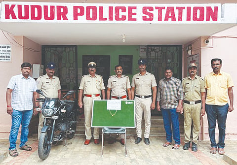 ಬಂಧಿತ ಸರಗಳ್ಳರಿಂದ ವಶಪಡಿಸಿಕೊಂಡ ಮಾಲಿನೊಂದಿಗೆ ಕುದೂರು ಪೊಲೀಸರು.
