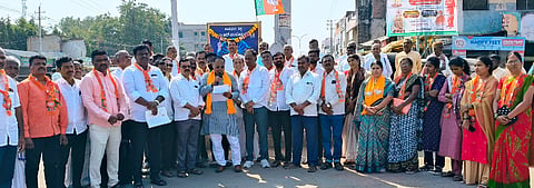 ಲಿಂಗಸುಗೂರು ಬಸ್ ನಿಲ್ದಾಣ ಸರ್ಕಲ್‌ನಲ್ಲಿ ಬಿಜೆಪಿ ಕಾರ್ಯಕರ್ತರು ಪ್ರತಿಭಟನೆ ನಡೆಸಿದರು. 