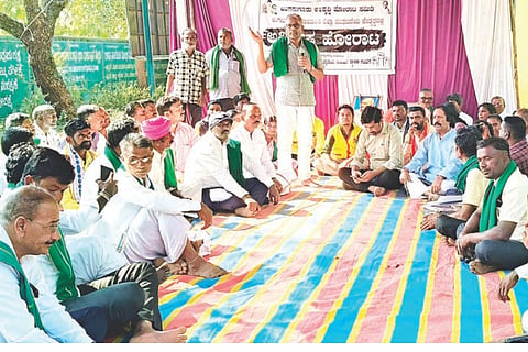 ಲಿಂಗಸುಗೂರು ಕೃಷಿ ಕಛೇರಿ ಆವರಣದಲ್ಲಿ ನಡೆದ ಪ್ರತಿಭಟನೆಯಲ್ಲಿ ಕೋಡಿಹಳ್ಳಿ ಚಂದ್ರಶೇಖರ ಮಾತನಾಡಿದರು. ಕರ್ನಾಟಕ ರಾಜ್ಯ ರೈತ ಸಂಘದ ಜಿಲ್ಲಾಧ್ಯಕ್ಷ ಶಿವಪುತ್ರಪ್ಪ ಜಾಗೀರನಂದಿಹಾಳ, ತಾಲೂಕು ಅಧ್ಯಕ್ಷ ಶಿವಪ್ರಸಾದ, ಮುಖಂಡರಾದ ಲಾಲ್‌ಸಾಬ, ಖಾಜಾಸಾಬ್, ಹನುಮಂತ ನೆಲಗಿ, ಅಮರೇಶ, ವೆಂಕೋಬ, ಶಿವಪ್ಪ ಇತರರಿದ್ದರು.