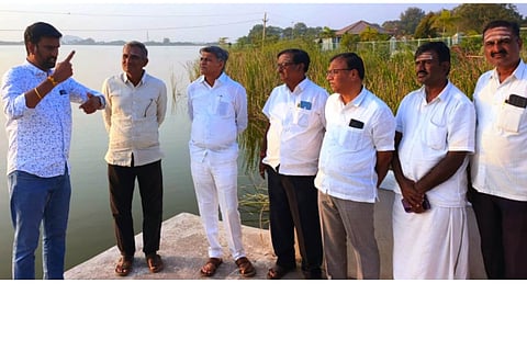 ಲಿಂಗಸುಗೂರಿನಲ್ಲಿ ಮಂಗಳವಾರ ಲೇಕ್‌ಮ್ಯಾನ್ ಆನಂದ ಮಲ್ಲಿಗವಾಡ ಅವರು ಕೆರೆ ವೀಕ್ಷಿಸಿದರು. ಪ್ರಮುಖರಾದ ಬಸವಂತರಾಯ ಕುರಿ, ಶರಣಗೌಡ ಬಸ್ಸಾಪುರ, ರಮೇಶ ಶಾಸ್ತ್ರಿ, ವಿರೂಪಾಕ್ಷಯ್ಯ ಹಿರೇಮಠ, ಬಸವರಾಜ ಇತರರಿದ್ದರು.