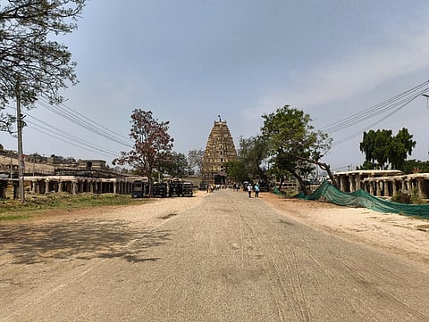 ಹಂಪಿ ವಿರೂಪಾಕ್ಷೇಶ್ವರ ದೇಗುಲದ ರಥ ಬಿದಿ ಪ್ರವಾಸಿಗರು ಇಲ್ಲದೇ ಬಿಕೋ ಎನ್ನುತ್ತಿರುವುದು.