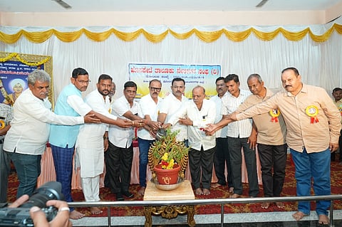 ಹೊಸಪೇಟೆ ನೀಲಕಂಟೇಶ್ವರ ಕಲ್ಯಾಣ ಮಂಟಪದಲ್ಲಿ ಸೋಮವಾರ ರಾತ್ರಿ ದೇವರದಾಸಿಮಯ್ಯನವರ ಜಯಂತಿ ಕಾರ್ಯಕ್ರಮ ಉದ್ಘಾಟಿಸಲಾಯಿತು. ಶಿಕ್ಷಕ ಡಾ.ದಿವಾಕರ ನಾರಾಯಣ, ಪ್ರಾಧ್ಯಾಪಕ ಡಾ.ಗೋವಿಂದ, ಪ್ರಮುಖರಾದ ವಗ್ಗಾ ಜಯರಾಮ್, ಕಾಶಿ ವಿಶ್ವನಾಥ, ಕೊಳಗದ ಗಣಪತಿ ಇತರರಿದ್ದರು.