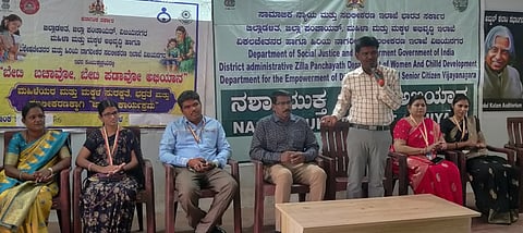 ಹೊಸಪೇಟೆ ಸರ್ಕಾರಿ ಪದವಿ ಪೂರ್ವ ಕಾಲೇಜಿನಲ್ಲಿ ಬುಧವಾರ ಬೇಟಿ ಬಚಾವೋ, ಬೇಟಿ ಪಡಾವೋ ವಿಶೇಷ ಜಾಗೃತಿ ಕಾರ್ಯಕ್ರಮವನ್ನು ಮಹಿಳಾ ಮತ್ತು ಮಕ್ಕಳ ಅಭಿವೃದ್ಧಿ ಇಲಾಖೆ ಉಪನಿರ್ದೇಶಕ ಗಂಗಪ್ಪ ಉದ್ಘಾಟಿಸಿ ಮಾತನಾಡಿದರು. ಪದವಿ ಪೂರ್ವ ಶಿಕ್ಷಣ ಇಲಾಖೆ ನೋಡಲ್ ಅಧಿಕಾರಿ ನಾಗರಾಜ್ ಹವಾಲ್ದಾರ್, ಜಿಲ್ಲಾಅಂಗವಿಕಲ ಅಧಿಕಾರಿ ಅನುಪಮಾ, ಜಿಲ್ಲಾ ಮಿಷನ್ಹೆ ಶಕ್ತಿ ಯೋಜನೆ ಸಂಯೋಜಕಿ ವಿದ್ಯಬಾಯಿ, ತಂಬಾಕು ನಿಯಂತ್ರಣ ಕೋಶದ ಅಧಿಕಾರಿಗಳಾದ ಭೋಜರಾಜ್, ಅನ್ನಪೂರ್ಣ, ಬಶೀರ ಇತರರಿದ್ದರು.