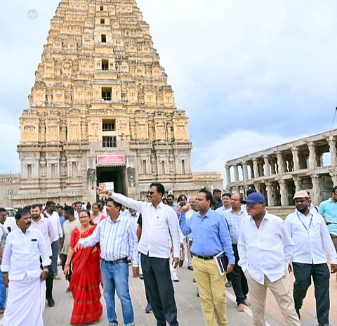 ಹಂಪಿಯ ಶ್ರೀ ವಿರೂಪಾಕ್ಷೇಶ್ವರ ರಥ ಬಿದಿಯಲ್ಲಿ ಸಂಸದ ಈ.ತುಕಾರಾಂ ಪರಿಶೀಲನೆ ನಡೆಸಿದರು. ಹವಾಮ ಆಯುಕ್ತ ರಮೇಶ್ ವಟಗಲ್, ರಾಜ್ಯ ಪುರಾತತ್ತ್ವ ನಿರ್ದೇಶಕ ಶೇಜೆಶ್ವರ, ಹಂಪಿ ಗ್ರಾಪಂ ಮಾಜಿ ಅಧ್ಯಕ್ಷೆ ರಜನಿ, ಮಾಜಿ ಸದಸ್ಯ ಗೋಪಾಲ್ ಇತರರಿದ್ದರು.