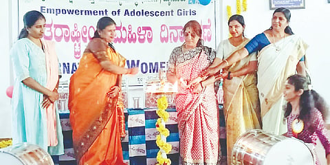  ಗುಂಡ್ಲುಪೇಟೆ ಪಟ್ಟಣದ ಜ್ಞಾನಭವನದಲ್ಲಿ ಗ್ರಾಮೀಣ ಶಿಕ್ಷಣ ಮತ್ತು ಆರೋಗ್ಯ ಸಂಸ್ಥೆ ವತಿಯಿಂದ ಆಯೋಜಿಸಿದ್ದ ಅಂತಾರಾಷ್ಟ್ರೀಯ ಮಹಿಳಾ ದಿನಾಚರಣೆ ಕಾರ್ಯಕ್ರಮವನ್ನು ಎನ್.ದೀಪು ಉದ್ಘಾಟಿಸಿದರು. ಹೇಮಾವತಿ, ಸರಸ್ವತಿ, ಮಮತಾ ಯಜಮಾನ್ ಇದ್ದರು.