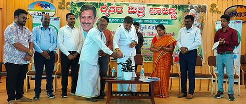ಮಾಗಡಿ ಪಟ್ಟಣದ ಬಮುಲ್ ಕಚೇರಿಯ ಸಭಾಂಗಣದಲ್ಲಿ ಹಮ್ಮಿಕೊಂಡಿದ್ದ ಬೆಳೆ ವಿಮೆ ಜಾಗೃತಿ ಕಾರ್ಯಕ್ರಮವನ್ನು ಉದ್ಘಾಟಿಸಿದ ಶಾಸಕ ಎಚ್.ಸಿ. ಉದ್ಘಾಟಿಸಿದರು.ಾಲಕೃಷ್ಣ.ತಹಸೀಲ್ದಾರ್ ಕೆ.ಆರ್.ರಂಜಿತ್, ತಾಪಂ ಇಒ ಜಯಪಾಲು, ತೋಟಗಾರಿಕೆ ಸಂತೋಷ್, ಬಮುಲ್ ಮಾಜಿ ಅಧ್ಯಕ್ಷ ನರಸಿಂಹಮೂರ್ತಿ ಇತರರು ಇದ್ದರು.