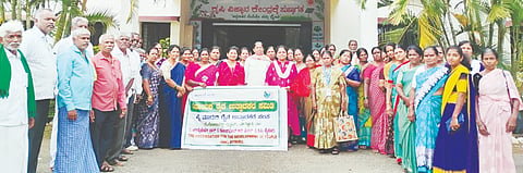 ಮಾಗಡಿ ತಾಲೂಕಿನ ಚಂದೂರಾಯನಹಳ್ಳಿ ಕೃಷಿ ವಿಜ್ಞಾನ ಕೇಂದ್ರದಲ್ಲಿ ರೈತ ಉತ್ಪಾದಕ ಸಂಘದ ಸದಸ್ಯರಿಗೆ  ಹಮ್ಮಿಕೊಂಡಿದ್ದ ತರಬೇತಿ ಕಾರ್ಯಾಗಾರದಕಲ್ಲಿ ಕೆವಿಕೆ ಹಿರಿಯ ವಿಜ್ಞಾನಿ ಹಾಗೂ ಮುಖ್ಯಸ್ಥ ಡಾ. ಬಿ.ಎಸ್. ಶ್ವೇತಾ, ಗೃಹ ವಿಜ್ಞಾನಿ ಡಾ. ಎಸ್.ಅನಿತಾ, ಕೃಷಿ ವಿಸ್ತರಣಾ ವಿಜ್ಞಾನಿ ಡಾ. ಎಸ್. ಸೌಜನ್ಯಾ, ಎಫ್.ಪಿ.ಒ. ಸದಸ್ಯರು ಇದ್ದರು.