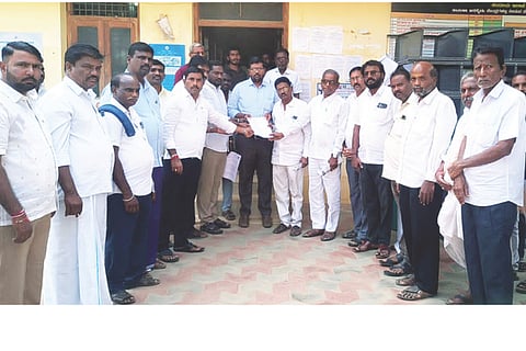 ಮಸ್ಕಿ ತಾಲೂಕು ದಲಿತ ಸಂಘಟನೆಗಳ ಒಕ್ಕೂಟದಿಂದ ತಹಸೀಲ್ದಾರ್ ಮಂಜುನಾಥ ಬೋಗಾವತಿಗೆ ಮನವಿ ಸಲ್ಲಿಸಲಾಯಿತು. ಜಿಪಂ ಮಾಜಿ ಸದಸ್ಯ ದೊಡ್ಡಪ್ಪ ಮುರಾರಿ, ಸಾಹಿತಿ ಸಿ.ದಾನಪ್ಪ, ಪುರಸಭೆ ಸದಸ್ಯ ಮೌನೇಶ ಮುರಾರಿ, ಪ್ರಮುಖರಾದ ಅಶೋಕ ಮುರಾರಿ, ಮಲ್ಲಯ್ಯ ಮುರಾರಿ, ದುರ್ಗಾಪ್ರಸಾದ ತೋರಣದಿನ್ನಿ, ಕಿರಣ ಮುರಾರಿ, ಜಮದಗ್ನಿ ಗೋನಾಳ, ಮಲ್ಲಪ್ಪ ಗೋನಾಳ ಇತರರಿದ್ದರು.