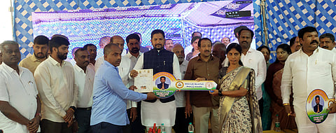 ಹೊಸಕೋಟೆಯ ವರದಾಪುರ ವಾರ್ಡ್​ನಲ್ಲಿ ಪ್ರಧಾನ ಮಂತ್ರಿ ಆವಾಸ್​ ಯೋಜನೆಯಡಿ ಗುಂಪು ಮನೆ ನಿರ್ಮಿಸಿ ಶಾಸಕ ಶರತ್​ ಬಚ್ಚೇಗೌಡ ಮನೆಗಳನ್ನು ಫಲಾನುಭವಿಗಳಿಗೆ ಹಸ್ತಾಂತರಿಸಿದರು. ನಗರದ ಕಾಂಗ್ರೆಸ್​ ಅಧ್ಯಕ್ಷ ಬಿ.ವಿ.ಬೈರೇಗೌಡ, ಯೋಜನಾ ಪ್ರಾಧಿಕಾರ ಅಧ್ಯಕ್ಷ ಕೇಶವ್​ ಮೂರ್ತಿ, ನಿರ್ದೇಶಕ ಡಾ.ಎಚ್​.ಎಂ.ಸುಬ್ಬರಾಜ್​, ದಿ ಟೌನ್​ ಕೋ ಆಪರೇಟಿವ್​ ಬ್ಯಾಂಕ್​ ಅಧ್ಯಕ್ಷ ಬಲ್ಪ್​ ಮಂಜುನಾಥ್​ ಇದ್ದರು.