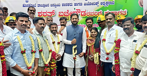 ಹೊಸಕೋಟೆ ತಾಲೂಕಿನ ದೊಡ್ಡ ದುನ್ನಸಂದ್ರ ಕ್ರಾಸ್​ನಲ್ಲಿ 1 ಕೋಟಿ ರೂ. ವೆಚ್ಚದಲ್ಲಿ ಭೂಗತ ವಿದ್ಯುತ್​ ತಂತಿ ಅಳವಡಿಕೆ ಕಾಮಗಾರಿಗೆ ಶಾಸಕ ಶರತ್​ ಬಚ್ಚೇಗೌಡ ಚಾಲನೆ ನೀಡಿದರು.