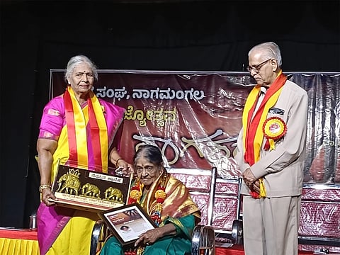 ನಾಗಮಂಗಲದ ಸರ್ಕಾರಿ ಪದವಿಪೂರ್ವ ಕಾಲೇಜು ಆವರಣದಲ್ಲಿ ನಾಗಮಂಗಲ ಕನ್ನಡ ಸಂಘ ವಿಶ್ವಸ್ಥ ಸಮಿತಿ ಆಯೋಜಿಸಿರುವ 17ನೇ ವರ್ಷದ ರಾಜ್ಯ ಮಟ್ಟದ ನಾಗರಂಗ ನಾಟಕೋತ್ಸವ ಉದ್ಘಾಟನಾ ಸಮಾರಂಭದಲ್ಲಿ ಹಿರಿಯ ರಂಗಕರ್ಮಿ ಹಾಗೂ ಚಿತ್ರನಟಿ ಎಂ.ಎನ್.ಲಕ್ಷ್ಮೀದೇವಿ ಅವರಿಗೆ ರಂಗಗೌರವ ನೀಡಲಾಯಿತು.
