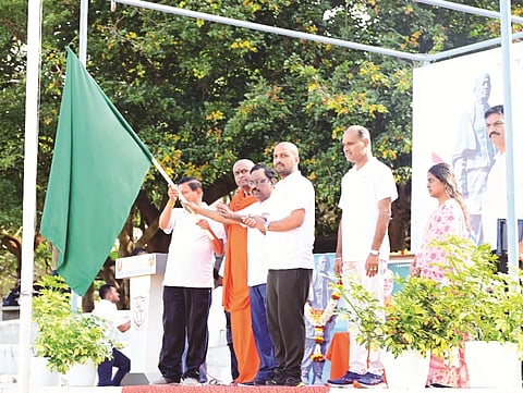 ಕಾರ್ಯಕ್ರಮದಲ್ಲಿ ಮಂಡ್ಯ ಜಿಲ್ಲಾ ಯುವಜನ ಇಲಾಖೆಯ ಸಹಾಯಕ ನಿರ್ದೇಶಕರಾದ ಓಂ ಪ್ರಕಾಶ್, ವಿಶ್ವವಿದ್ಯಾಲಯ ರಿಜಿಸ್ಟ್ರಾರ್ ಡಾ.ಸಿ.ಕೆ.ಸುಬ್ಬರಾಯ, ಪರೀಕ್ಷಾಂಗ ರಿಜಿಸ್ಟ್ರಾರ್ ಡಾ.ನಾಗರಾಜು, ಮೈ ಭಾರತ್ ಸಂಸ್ಥೆಯ ಹರ್ಷ ಹಾಗೂ ಆದಿಚುಂಚನಗಿರಿ ಆಸ್ಪತ್ರೆಯ ಪಿಆರ್‌ಒ ಧರ್ಮೇಂದ್ರ ಮತ್ತಿತರಿದ್ದರು.