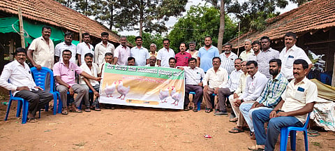 ಹೊಸಕೋಟೆ ತಾಲೂಕಿನ ನಂದಗುಡಿ ಹೋಬಳಿಯ ಕೆ.ಸತ್ಯವಾರ ಗೇಟ್​ ಬಳಿ ಲಕ್ಷ$್ಮಣ್​ ಕೋಳಿಾಮ್​ರ್ನಲ್ಲಿ ಆಯೋಜಿಸಿದ್ದ ಅಖಿಲ ಕರ್ನಾಟಕ ಕೋಳಿಸಾಕಣೆ ರೈತರ ಕ್ಷೇಮಾಭಿವೃದ್ಧಿ ಸಂಘದ ತಾಲೂಕು ಪದಾಧಿಕಾರಿಗಳ ಆಯ್ಕೆ ಪ್ರಕ್ರಿಯೆಯಲ್ಲಿ ಸಂಘದ ಗೌರವಾಧ್ಯಕ್ಷ ಕಣ್ಣೂರಹಳ್ಳಿ ಮಾರಪ್ಪ, ರಾಜ್ಯ ಪದಾಧಿಕಾರಿ ಶ್ರೀನಿವಾಸಪ್ಪ, ಹಲವು ಕೋಳಿ ಸಾಕಣೆದಾರರು ಇದ್ದರು.