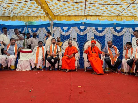 ಹೊಸಕೋಟೆ ತಾಲೂಕು ಕರಪನಹಳ್ಳಿಯಲ್ಲಿ ಆಯೋಜಿಸಿದ್ದ ಪೂಜಾ ಕಾರ್ಯಕ್ರಮದಲ್ಲಿ ಶಾಸಕ ಶರತ್​ ಬಚ್ಚೇಗೌಡ, ಹಿರಿಯ ಮುಖಂಡ ಬಿ.ಎನ್​.ಗೋಪಾಲಗೌಡ, ಬಮುಲ್​ ಒಕ್ಕೂಟದ ನಿರ್ದೇಶಕ ಬಿ.ವಿ.ಸತೀಶ್​ಗೌಡ, ಕೆ.ಎಂ.ಎಂ.ಮಂಜುನಾಥಗೌಡ, ರಾಜ್ಯ ಒಕ್ಕಲಿಗರ ಸಂಘದ ನಿರ್ದೇಶಕ ರಾಜಶೇಖರಗೌಡ, ಜಿಪಂ ಮಾಜಿ ಅಧ್ಯಕ್ಷ ಸಿ.ಮುನಿಯಪ್ಪ ಇದ್ದರು. 