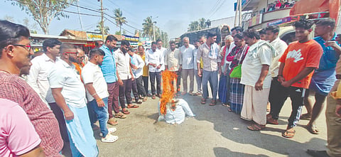 ಇತ್ತೀಚಿಗೆ ಬಾಂಗ್ಲಾದೇಶದಲ್ಲಿ ಹಿಂದು ವ್ಯಕ್ತಿ ಹತ್ಯೆ ಮಾಡಿರುವುದನ್ನು ಖಂಡಿಸಿ ರಟ್ಟಿಹಳ್ಳಿ ಪಟ್ಟಣದಲ್ಲಿ ವಿಶ್ವ ಹಿಂದು ಪರಿಷತ್, ಬಜರಂಗದಳದಿಂದ ಪ್ರತಿಭಟನೆ ನಡೆಸಲಾಯಿತು. ಮೃತ್ಯುಂಜಯ ಬೆಣ್ಣಿ, ನವೀನ್ ಮಾದರ, ದೇವರಾಜ ನಾಗಣ್ಣನವರ, ಆಕಾಶ ಹುಲ್ಲತ್ತಿ, ಮಂಜು ಗೌಡರ, ಮಂಜು ವಾಲ್ಮೀಕಿ ಇತರರು ಇದ್ದರು.