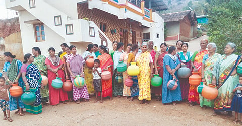 ರಟ್ಟಿಹಳ್ಳಿ ತಾಲೂಕಿನ ಮಾಸೂರು ಗ್ರಾಮದ ಶ್ರೀ ಸಿದ್ಧೇಶ್ವರ ನಗರದಲ್ಲಿ ಕುಡಿಯುವ ನೀರಿನ ಸಮಸ್ಯೆಗೆ ಪರಿಹಾರ ಆಗ್ರಹಿಸಿ ಸ್ಥಳೀಯ ನಿವಾಸಿಗಳು ಪ್ರತಿಭಟನೆ (Protest) ನಡೆಸಿದರು.
