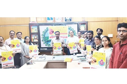 ಸಂಡೂರು ತಾಲೂಕು ಕಚೇರಿಯಲ್ಲಿ ಆಯೋಜಿಸಿದ್ದ ಪಲ್ಸ್ ಪೋಲಿಯೋ ಕಾರ್ಯಕ್ರಮ ನಿಮಿತ್ತ ತಹಸೀಲ್ದಾರ್ ಅನಿಲ್ ಕುಮಾರ್ ಭಿತ್ತಿ ಪತ್ರಗಳನ್ನು ಬಿಡುಗಡೆ ಗೊಳಿಸಿದರು. ಟಿಎಚ್‌ಒ ಡಾ.ವೀರೇಂದ್ರ ಕುಮಾರ್, ತಾಪಂ ವ್ಯವಸ್ಥಾಪಕ ಬಿ.ವಿ.ರಮೇಶ, ಡಾ.ಕಿರಣ್ ಕುಮಾರ್, ಸಮುದಾಯ ಅಭಿವೃದ್ಧಿ ಅಧಿಕಾರಿ ಎಚ್.ಪ್ರಭುರಾಜ ಮತ್ತಿತರರಿದ್ದರು.