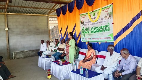 ಸರಗೂರು ತಾಲೂಕಿನ ಹಂಚೀಪುರ ಗ್ರಾಮದಲ್ಲಿ ಮಂಗಳವಾರ ಕೃಷಿ ಇಲಾಖೆ, ಕೃಷಿಕ ಸಮಾಜ ಸರಗೂರು, ಕೃಷಿ ಪರಿಕರ ಮಾರಾಟಗಾರರ ಸಂಘ, ತೋಟಗಾರಿಕೆ, ರೇಷ್ಮೆ, ಪಶು ಸಂಗೋಪನೆ ಇಲಾಖೆಯಿಂದ ಆಯೋಜಿಸಿದ್ದ ರಾಷ್ಟ್ರೀಯ ರೈತ ದಿನಾಚರಣೆ ಕಾರ್ಯಕ್ರಮದಲ್ಲಿ ತಹಸೀಲ್ದಾರ್ ಮೋಹನಕುಮಾರಿ ಮಾತನಾಡಿದರು. 