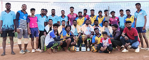 ಸರಗೂರು ತಾಲೂಕಿನ ಮಸಹಳ್ಳಿ ಗ್ರಾಮದಲ್ಲಿ ಯುಗಾದಿ ಹಬ್ಬದ ಅಂಗವಾಗಿ ವಾಲಿಬಾಲ್ ಪಂದ್ಯಾವಳಿಯಲ್ಲಿ ಗೆಲುವು ಸಾಧಿಸಿದ ತಂಡಗಳಿಗೆ ಅಭಿನಂದಿಸಿದರು. ಮಸಹಳ್ಳಿ ಎಂ.ಪಿ. ಸೂರ್ಯ ಕುಮಾರ್, ರುಕ್ಮಿಣಿ ಪುಟ್ಟಯ್ಯ, ಹನುಮಂತಯ್ಯ ಇತರರು ಇದ್ದರು.