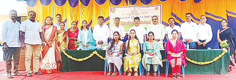 ಸರಗೂರು ಸರ್ಕಾರಿ ಪ್ರಥಮ ದರ್ಜೆ ಕಾಲೇಜಿನಲ್ಲಿ ಆಯೋಜಿಸಿದ್ದ ವಾರ್ಷಿಕೋತ್ಸವ ಕಾರ್ಯಕ್ರಮದಲ್ಲಿ  ವಿದ್ಯಾರ್ಥಿಗಳಿಗೆ ಪ್ರತಿಭಾ ಪುರಸ್ಕಾರ ನೀಡಿ ಗೌರವಿಸಲಾಯಿತು. ಶಿವಸ್ವಾಮಿ, ರವಿ, ಶ್ರೀನಿವಾಸ, ಮದುಸೂದನ್, ದಯಾನಂದ ಇತರರು ಇದ್ದರು.