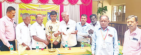 ಸರಗೂರು ಸರ್ಕಾರಿ ಪ್ರಥಮ ದರ್ಜೆ ಕಾಲೇಜಿನಲ್ಲಿ ಆಯೋಜಿಸಿದ್ದ ವಾರ್ಷಿಕೋತ್ಸವ ಕಾರ್ಯಕ್ರಮದಲ್ಲಿ  ವಿದ್ಯಾರ್ಥಿಗಳಿಗೆ ಪ್ರತಿಭಾ ಪುರಸ್ಕಾರ ನೀಡಿ ಗೌರವಿಸಲಾಯಿತು. ಶಿವಸ್ವಾಮಿ, ರವಿ, ಶ್ರೀನಿವಾಸ, ಮದುಸೂದನ್, ದಯಾನಂದ ಇತರರು ಇದ್ದರು.