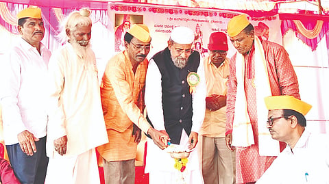 ಸೇಡಂ ತಾಲೂಕಿನ ಹಂಗನಳ್ಳಿ ರಸ್ತೆಯ ನೃಪತುಂಗ ನಗರದಲ್ಲಿ ಹಾರಕೂಡ ಚನ್ನಬಸವ ಶಿವಯೋಗಿಗಳ ಜಾತ್ರೋತ್ಸವ ನಿಮಿತ್ತ ಆಯೋಜಿಸಿದ್ದ ಧರ್ಮಸಭೆಯನ್ನು ಮಳಖೇಡ ದರ್ಗಾದ ಸೈಯದ್​ ಶಹಾ ಮುಸ್ತಫಾ ಖಾದ್ರಿ ಉದ್ಘಾಟಿಸಿದರು. ಶಿವನಗೌಡ ಪಾಟೀಲ್​, ಸೂರ್ಯಕಾಂತ ಹಂಗನಳ್ಳಿ, ಚನ್ನವಿರ ರ್ನಿಣಿ ಇದ್ದರು. 