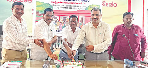  ಸೇಡಂ ತಾಪಂ ಸಭಾಂಗಣದಲ್ಲಿ ಪಂಚಾಯತ್​ರಾಜ್​ ದಿನ ಆಚರಿಸಲಾಯಿತು. ಬಿ.ಆರ್​.ಅಣ್ಣಾಸಾಗರ, ಚನ್ನಪ್ಪ ರಾಯಣ್ಣವರ್​, ಮಾರುತಿ ಹುಜರತಿ ಇತರರಿದ್ದರು.   ===