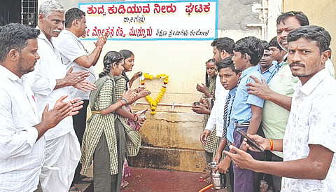 ಸೇಡಂ ತಾಲೂಕಿನ ರಂಜೋಳ ಸರ್ಕಾರಿ ಪ್ರೌಢಶಾಲೆಯಲ್ಲಿ ನೀರು ಶುದ್ಧೀಕರಣ ಟಕವನ್ನು ಕಾರ್ಮಿಕ ಸಂಘದ ಅಧ್ಯಕ್ಷ ಸತೀಶರೆಡ್ಡಿ ರಂಜೋಳ ಉದ್ಘಾಟಿಸಿದರು. ನಾರಾಯಣರೆಡ್ಡಿ ಶೇರಿಕಾರ, ಮೋಹನರೆಡ್ಡಿ ರಂಜೋಳ, ಕೃಷ್ಣಾರೆಡ್ಡಿ ಚಿಟಕನಪಲ್ಲಿ, ಬಸವರಾಜ ಜಾಕನಳ್ಳಿ ಇತರರಿದ್ದರು. 