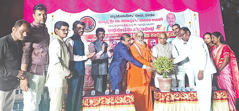 ಸೇಡಂ ನ್ಯಾಯಾಲಯ ಆವರಣದಲ್ಲಿ ಹಮ್ಮಿಕೊಂಡಿದ್ದ ವಕೀಲರ ಸಂಘದ ಪದಾಧಿಕಾರಿಗಳ ಪದಗ್ರಹಣ ಸಮಾರಂಭವನ್ನು ಸಚಿವ ಡಾ.ಶರಣಪ್ರಕಾಶ ಪಾಟೀಲ್​ ಉದ್ಘಾಟಿಸಿದರು. ಸಿರಾಜೋದ್ದಿನ್​, ಬಸವರಾಜ ತಳವಾರ, ಬಾಲು ಜಾಧವ್​, ಶರಣಬಸಪ್ಪ ಹಾಗರಗಿ, ಭೀಮರಾಯ ದಂಡೋತಿ ಇತರರಿದ್ದರು.