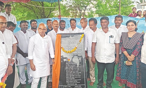 ಸೇಡಂ ತಾಲೂಕಿನ ಬಿಬ್ಬಳ್ಳಿಯಲ್ಲಿ 2.5 ಕೋಟಿ ರೂ. ವೆಚ್ಚದ ರಸ್ತೆ ಹಾಗೂ ತರನಳ್ಳಿ ರಸ್ತೆ ಸಿಡಿ ನಿರ್ಮಾಣ ಕಾಮಗಾರಿಗೆ ವೈದ್ಯಕಿಯ ಶಿಕ್ಷಣ ಸಚಿವ ಡಾ.ಶರಣಪ್ರಕಾಶ ಪಾಟೀಲ್​ ಚಾಲನೆ ನೀಡಿದರು. ಶ್ರೀಯಾಂಕಾ ಧನಶ್ರೀ, ಶಿವಶರಣಪ್ಪ ಜೇವರ್ಗಿ, ಬಸವರಾಜ ಪಾಟೀಲ್​, ಸೋಮಶೇಖರ ಹೊಸಮನಿ, ಜಗನ್ನಾಥ ಪಾಟೀಲ್​ ಇದ್ದರು.