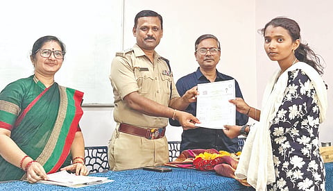 ಸೇಡಂನ ಕಂಪ್ಯೂಸಸ್​ ಪಾಯಿಂಟ್​ನಲ್ಲಿ ತರಬೇತಿ ಪೂರ್ಣಗೊಳಿಸಿದ ವಿದ್ಯಾರ್ಥಿಗಳಿಗೆ ಡಿವೈಎಸ್​ಪಿ ಶಂಕರಗೌಡ ಪಾಟೀಲ್​ ಪ್ರಮಾಣಪತ್ರ ವಿತರಿಸಿದರು. ದತ್ತಾತ್ರೇಯ ಐನಾಪೂರ, ತನುಜಾ ಐನಾಪುರ ಇದ್ದರು. 