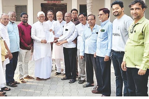 ಸಿಂಧನೂರಿನಲ್ಲಿ ಮಾದಕ ದ್ರವ್ಯ ನಿರ್ಮೂಲನಾ ಒಕ್ಕೂಟದಿಂದ ಶಾಸಕ ಹಂಪನಗೌಡ ಬಾದರ್ಲಿಗೆ ಮನವಿ ಸಲ್ಲಿಸಲಾಯಿತು. ಒಕ್ಕೂಟದ ಸಂಚಾಲಕ ಚಂದ್ರಶೇಖರ ಗೊರಬಾಳ, ಪ್ರಮುಖರಾದ ಬಾಬರ್ಪಾಷಾ ವಕೀಲ, ಹುಸೇನ್‌ಸಾಬ್, ಖಾದರ್ಸುಬಾನಿ, ಬಸವರಾಜ ಬಾದರ್ಲಿ, ಜಿಲಾನಿಪಾಷಾ, ಚಿಟ್ಟಿಬಾಬು ಬೂದಿವಾಳಕ್ಯಾಂಪ್ ಇತರರಿದ್ದರು.