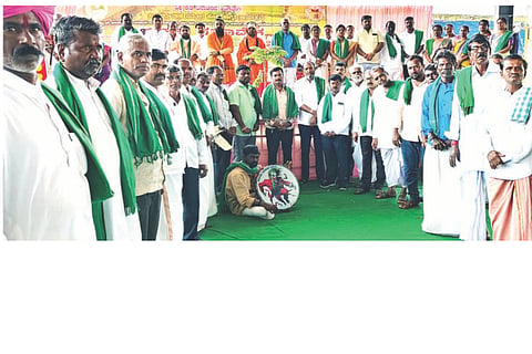 ಸಿಂಧನೂರಿನ ಎಪಿಎಂಸಿಯ ಪ್ರಾಂಗಣದಲ್ಲಿ ವಿಶ್ವ ರೈತ ದಿನಾಚರಣೆ ನಿಮಿತ್ತ ತುಂಗಭದ್ರಾ ರಕ್ಷಣೆ ನಮ್ಮೆಲ್ಲರ ಹೊಣೆ ಜಾಗೃತಿ ಕಾರ್ಯಕ್ರಮ ಮತ್ತು ಬೃಹತ್ ಸಮಾವೇಶ ಹಮ್ಮಿಕೊಳ್ಳಲಾಗಿತ್ತು. ಕರ್ನಾಟಕ ರಾಜ್ಯ ರೈತ ಸಂಘ ಹಾಗೂ ಹಸಿರು ಸೇನೆ ರಾಜ್ಯಾಧ್ಯಕ್ಷ ಕೋಡಿಹಳ್ಳಿ ಚಂದ್ರಶೇಖರ, 3ಮೈಲ್‌ಕ್ಯಾಂಪ್ ರಂಭಾಪುರಿ ಖಾಸಾಶಾಖಾ ಮಠದ ಸೋಮನಾಥ ಶಿವಾಚಾರ್ಯರು, ವೆಂಕಟಗಿರಿಕ್ಯಾಂಪಿನ ಸಿದ್ದಾಶ್ರಮದ ಸದಾನಂದ ಶರಣರು, ಕೃಷಿ ಬೆಲೆ ಆಯೋಗದ ಮಾಜಿ ಅಧ್ಯಕ್ಷಹನುಮನಗೌಡ ಬೆಳಗುರ್ಕಿ ಇತರರಿದ್ದರು.