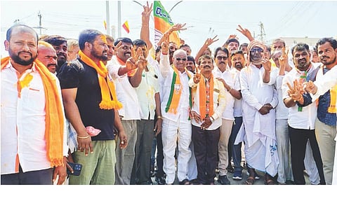 ಸಿಂಧನೂರು ತಾಲೂಕಿನ ತುರ್ವಿಹಾಳ ಪಪಂ ಉಪಚುನಾವಣೆಯಲ್ಲಿ ಬಿಜೆಪಿ ಅಭ್ಯರ್ಥಿ ಮುನಿಯಪ್ಪ ಬೆಳ್ಳಿ ಗೆಲುವು ಸಾಧಿಸಿದ ಹಿನ್ನೆಲೆಯಲ್ಲಿ ಬಿಜೆಪಿ ಕಾರ್ಯಕರ್ತರು ವಿಜಯೋತ್ಸವ ಆಚರಿಸಿದರು. ಮಾಜಿ ಶಾಸಕ ಪ್ರತಾಪಗೌಡ ಪಾಟೀಲ್, ಬಿಜೆಪಿ ಮುಖಂಡ ಕೆ.ಕರಿಯಪ್ಪ, ಬಿಜೆಪಿ ಮಂಡಲ ಮಸ್ಕಿ ಘಟಕ ಅಧ್ಯಕ್ಷ ಶರಣಯ್ಯಸ್ವಾಮಿ ಸೊಪ್ಪಿನಮಠ ಇತರರಿದ್ದರು.