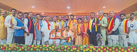 ಸವಣೂರ ಪಟ್ಟಣದ ಶ್ರೀ ಚನ್ನಬಸವೇಶ್ವರ ಮಂಗಲ ಭವನದಲ್ಲಿ ಶನಿವಾರ ಏರ್ಪಡಿಸಿದ್ದ 15ನೇ ಜಿಲ್ಲಾ ಕನ್ನಡ ಸಾಹಿತ್ಯ ಸಮ್ಮೇಳನ ಉದ್ಘಾಟನಾ ಸಮಾರಂಭದಲ್ಲಿ ಪ್ರೊ.ಮಾರುತಿ ಶಿಡ್ಲಾಪೂರ ರಚಿಸಿದ ಕುರಿಗಾಹಿ ಮುತ್ತಣ್ಣ ಮಣ್ಣು ಚಿನ್ನ ಮಾಡಿದ ಕಥೆ ಪುಸ್ತಕವನ್ನು ಬಿಡುಗಡೆಗೊಳಿಸಲಾಯಿತು.