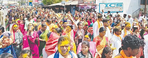 ಸವಣೂರ ಪಟ್ಟಣದಲ್ಲಿ ಸೋಮವಾರ ಮಹಿಳೆಯರ ಪೂರ್ಣಕುಂಭದೊಂದಿಗೆ ಶ್ರೀ ಸಾಲಿ ದುರ್ಗಾದೇವಿಯ ಪಲ್ಲಕ್ಕಿ ಉತ್ಸವದ (Festival) ಮೆರವಣಿಗೆ ಜರುಗಿತು.