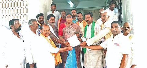 ಸಂಡೂರು ತಾಲೂಕು ಸುಶೀಲಾನಗರ ಗ್ರಾಪಂ ವ್ಯಾಪ್ತಿಯ ಜಯಸಿಂಗಪುರ ಗ್ರಾಮದಲ್ಲಿ ಗ್ರಾಪಂ ಸದಸ್ಯರ ಸ್ಥಾನದ ಮೀಸಲಾತಿ ಕುರಿತು ಆಕ್ಷೇಪಣೆ ಸಲ್ಲಿಸಲು ಗ್ರೇಡ್-2 ತಹಸೀಲ್ದಾರ್ ಸುಧಾ ಆರಮನೆಗೆ ಗ್ರಾಮಸ್ಥರು ಮನವಿ ಸಲ್ಲಿಸಿದರು. ಬಿಜೆಪಿ ರೈತ ಮೋರ್ಚಾದ ಅಧ್ಯಕ್ಷ ವಿ.ಎಸ್.ಶಂಕರ್, ಗ್ರಾಮದ ಎಂ.ಗೋಪಾಲರಾವ್, ಕರಣಜ್ಜ, ಎಚ್.ಚನ್ನಬಸಪ್ಪ, ಮಾರೆಪ್ಪ, ಚನ್ನಪ್ಪ, ಎಚ್.ದಾನಪ್ಪ, ಎನ್.ರಮೇಶ, ಡಿ.ಓಂಕಾರೇಶ್, ಎನ್.ಬಾಲಪ್ಪ, ತಿಪ್ಪೇಸ್ವಾಮಿ, ರಾಯಣ್ಣ, ಆನಂದರಾವ್ ಇತರರಿದ್ದರು. 