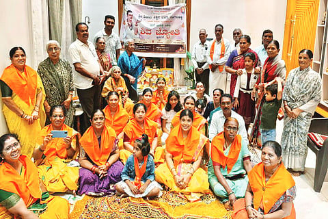 ಲಿಂಗದಹಳ್ಳಿಯಲ್ಲಿ ಆಯೋಜಿಸಿರುವ ಶಿವಜ್ಯೋತಿ-ಶ್ರಾವಣೋತ್ಸವ ಸಮಾರಂಭದಲ್ಲಿ ಭಾಗವಹಿಸಿರುವ ಬಸವ ಭಕ್ತರು.