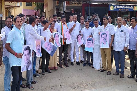 ಕೇಂದ್ರ ಸರ್ಕಾರದ ಬೆಲೆ ಏರಿಕೆ ನೀತಿ ಖಂಡಿಸಿ ತಾಲೂಕು ಯುವ ಕಾಂಗ್ರೆಸ್ ಸಮಿತಿ  ಕಾರ್ಯಕರ್ತರು ರೈಲ್ವೆ ನಿಲ್ದಾಣ ಎದುರು ಪ್ರತಿಭಟನೆ ನಡೆಸಿದರು. 