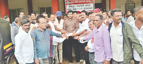 ಕಸ್ತೂರಿ ರಂಗನ್​ ವರದಿ ವಿರೋಧಿಸಿ ಮಲೆನಾಡು ಹೋರಾಟ ಕ್ರಿಯಾಸಮಿತಿಯಿಂದ ತೀರ್ಥಹಳ್ಳಿ ತಹಸೀಲ್ದಾರ್​ ಎಸ್​.ರಂಜಿತ್​ ಅವರಿಗೆ ಮನವಿ ಸಲ್ಲಿಸಲಾಯಿತು. ಪ್ರೊ. ಜೆ.ಎಲ್​.ಪದ್ಮನಾಭ್​, ಸುಂದರೇಶ್​, ದಿನೇಶ್​ ಇತರರಿದ್ದರು.